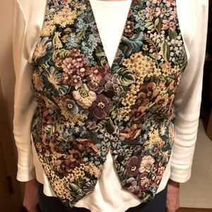 Nadia floral vest with front buttons